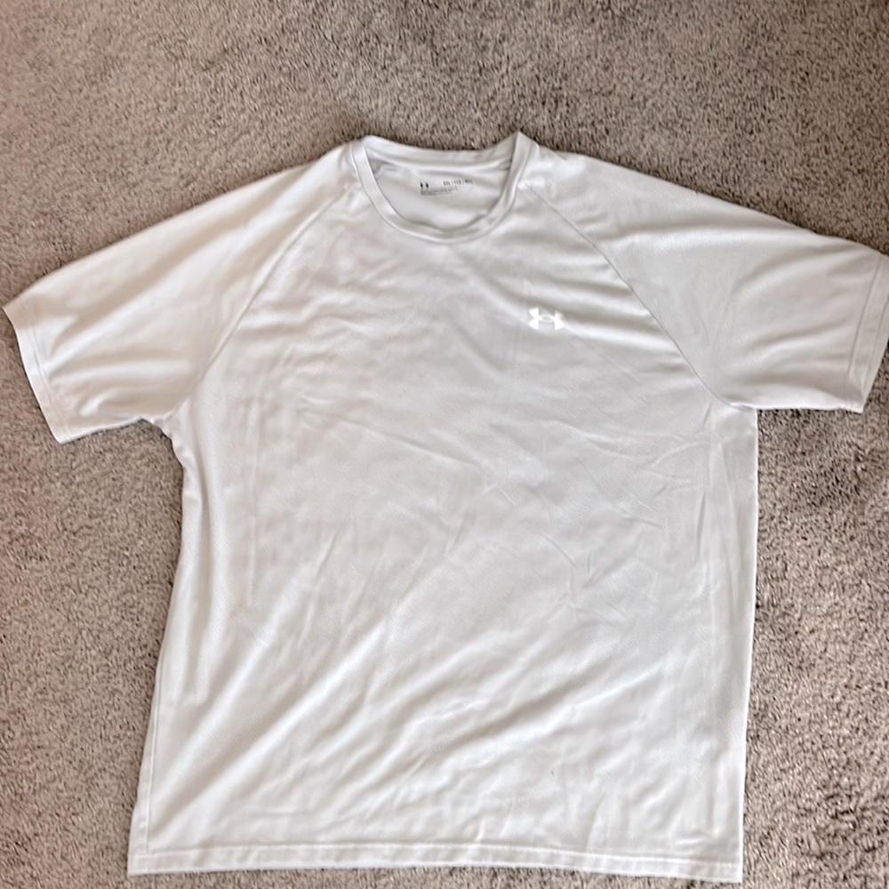 Men’s light gray Under Armour loose fit workout tee